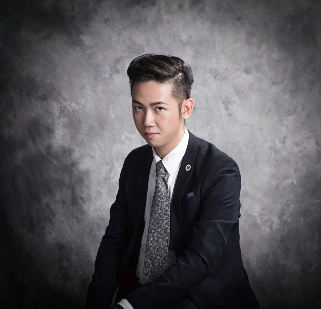 李俊君 Nelson Li 資深餐飲牌照顧問 一站式牌照顧問工程有限公司 創辦人兼董事李先生在牌照顧問界累積十年出牌經驗,曾服務各大食肆客戶Jollibee ,鹿角巷,shy Xpress 蛋牛治,佳佳甜品,麥奀記雲吞麵,龍門冰室等,多不勝數。贏得客戶的信心,重複光顧及引薦朋友,而有位專業的牌照顧問幫助處理出牌的復雜方案,客戶可以安心專注開業及打理生意!
